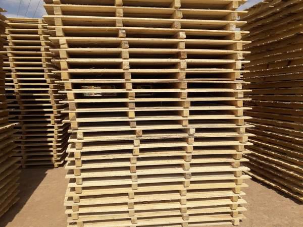 پالت چوبی چیست و چه کاربردی دارد؟